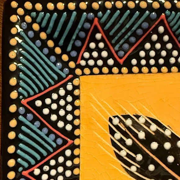Beautiful 7” African Pottery plate - signed by the artist. Vibrant colors 😍 - Picture 5 of 8